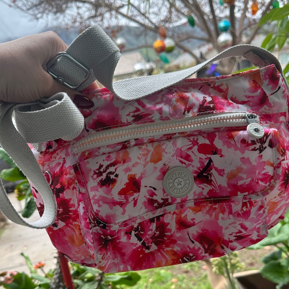 Kipling Syro nylon crossbody handbag with a pink and red floral print